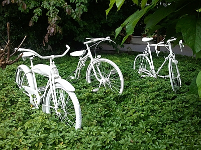 zweites Leben für Räder: Weißeln und in den Garten stellen. Gesehen vor dem Torhaus.